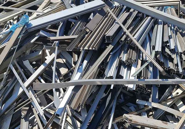 Pile of loose aluminium extrusion profile offcuts