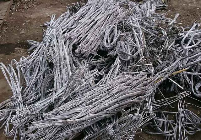 Loose tangled aluminium wire scrap before baling